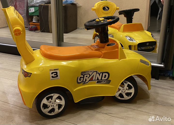 Машинка каталка толокар с ручкой
