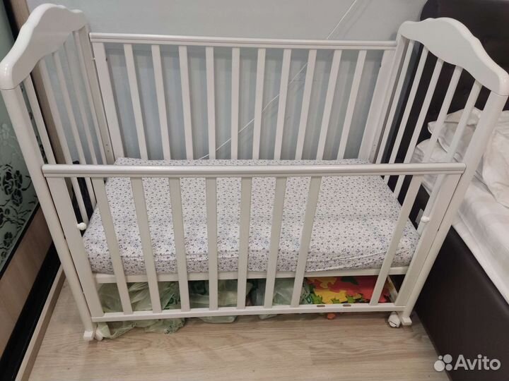 Детская кроватка с матрасом