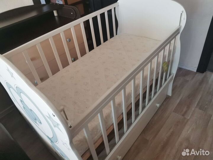 Детская кроватка с маятником и ящиком