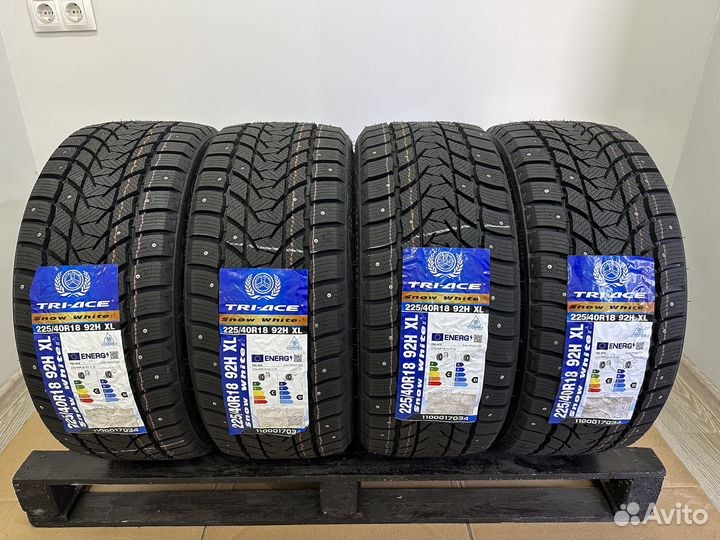 Tri Ace Snow White II Stud 225/40 R18 92H