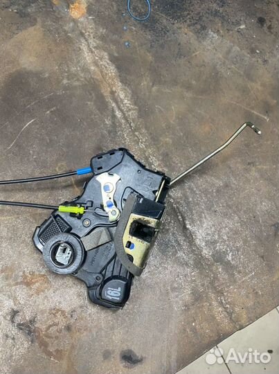 Замок двери на Toyota Avensis 250 передний левый