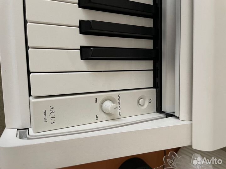 Цифровое пианино Yamaha YDP 144 + банкетка