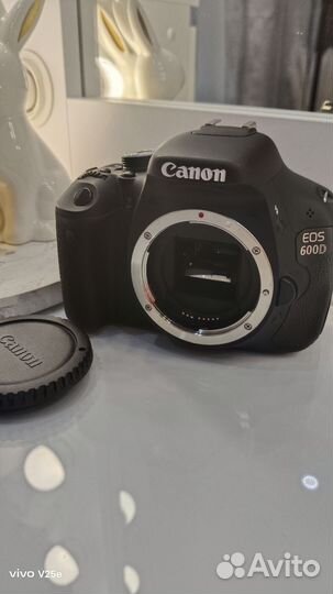 Зеркальный фотоаппарат Canon 600D