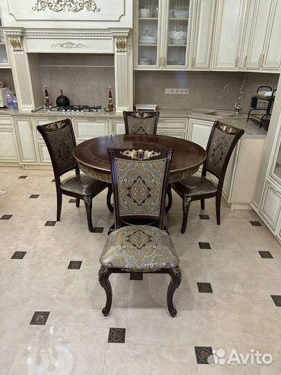 Столы и стулья