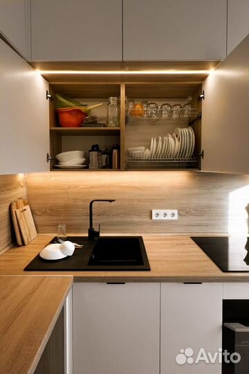 Кухня с антресолью и подсветкой