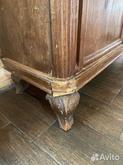 Старинный сервант