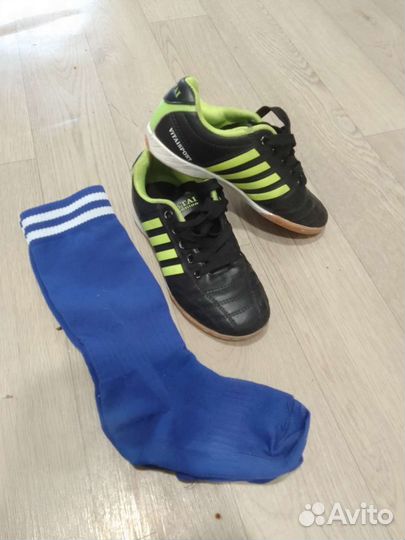 Кросовки и гетры футбольные