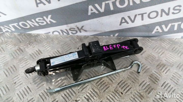 Домкрат Mazda Axela