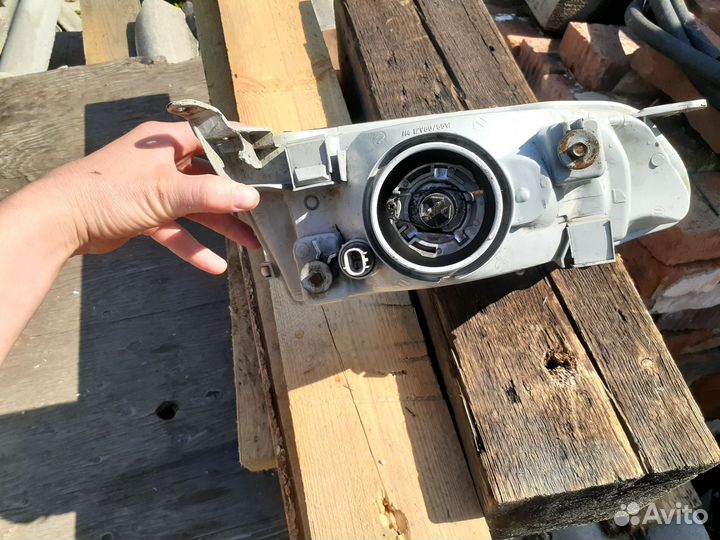 Фара передняя правая