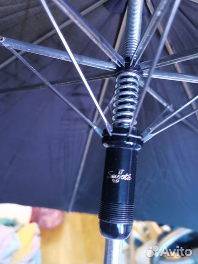 Старый зонт и подставка