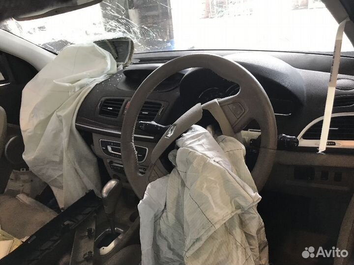 Подкрылок Renault Megane iii BZ1P передний