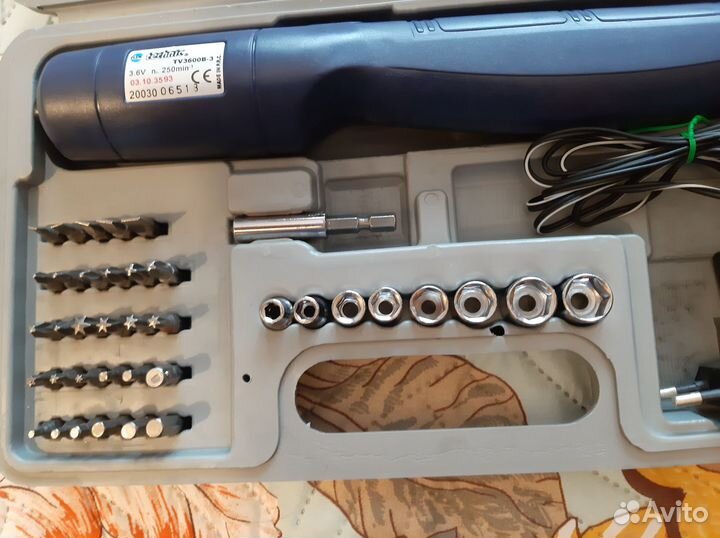 Аккомуляторная отвертка с битами и головками