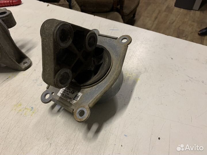 Опора двигателя правая/левая Opel Astra H 1.6