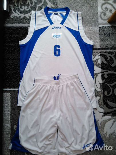 Спортивная форма (бело-синяя с номером 6)