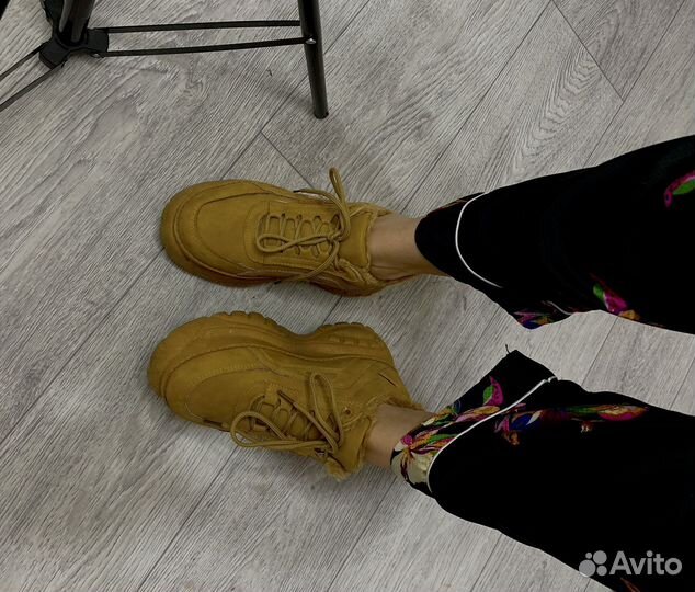 Кроссовки женские