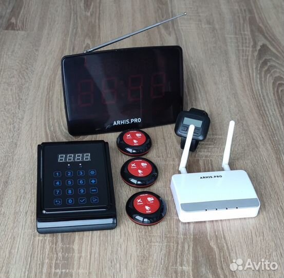 Кнопка вызова персонала, официанта, мастера и часы