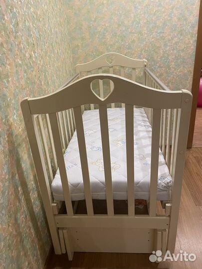 Детская кроватка с маятником