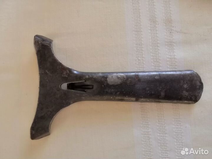 Устройство для открытия крышек стекл. банок, СССР