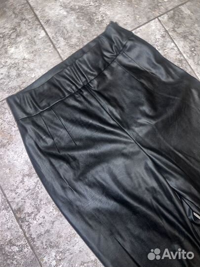 Брюки из экокожи с высокой талией и разрезами