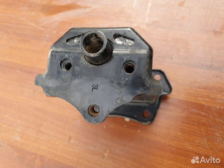 Крепление жесткости бампера левое Toyota Crown