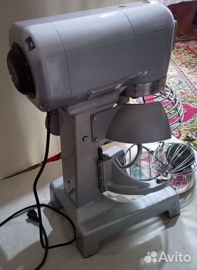 Миксер планетарный (тестомес)