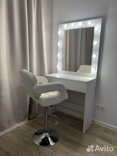 Столик для визажиста с подсветкой и кресло