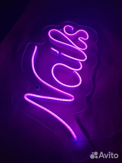 Неоновая вывеска nails новая