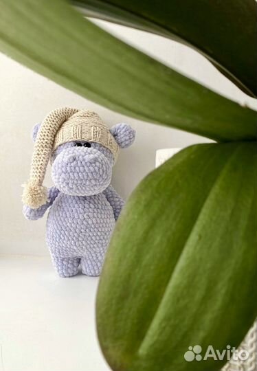 Вязаная игрушка ручной работы бегемот