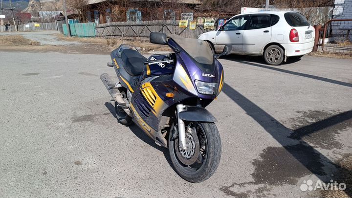 Suzuki RF 900r