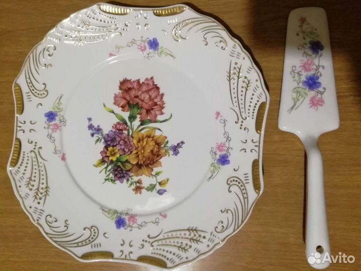 32. Тортовница с лопаткой