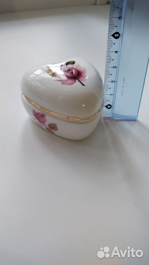 Фарфоровая шкатулочка