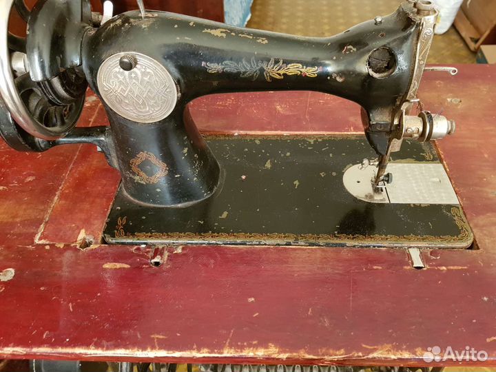 Швейная машина Подольск ножная на станине Singer
