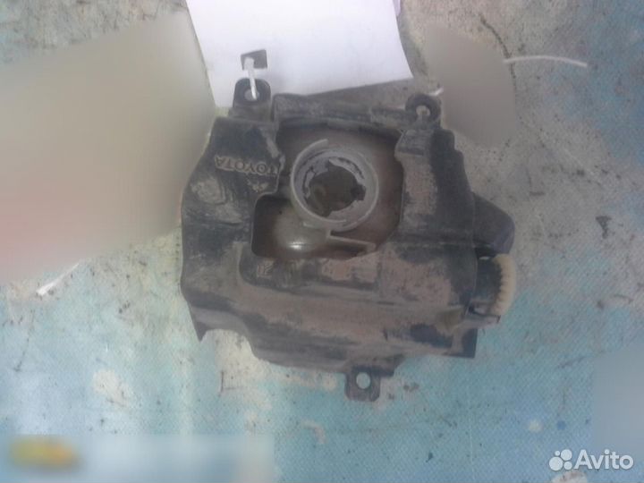 Фара противотуманная правая Toyota Land Cruiser (2