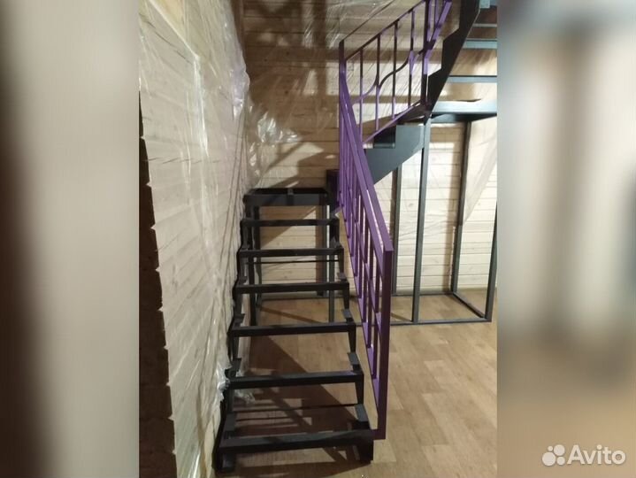 Металлический каркас лестницы на ломаном косоуре