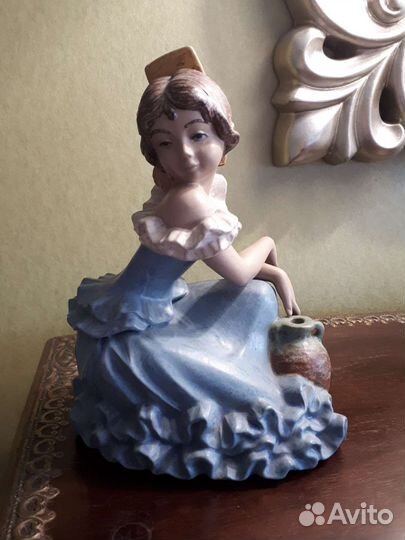 Статуэтка девушка с кувшином