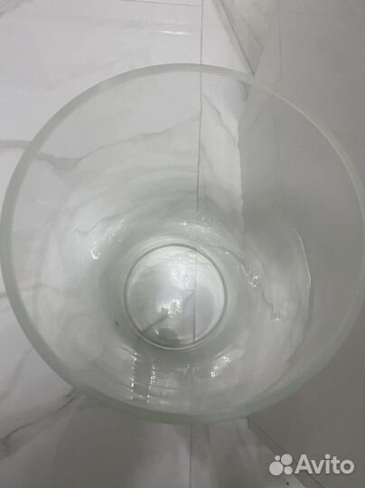 Большая стеклянная ваза