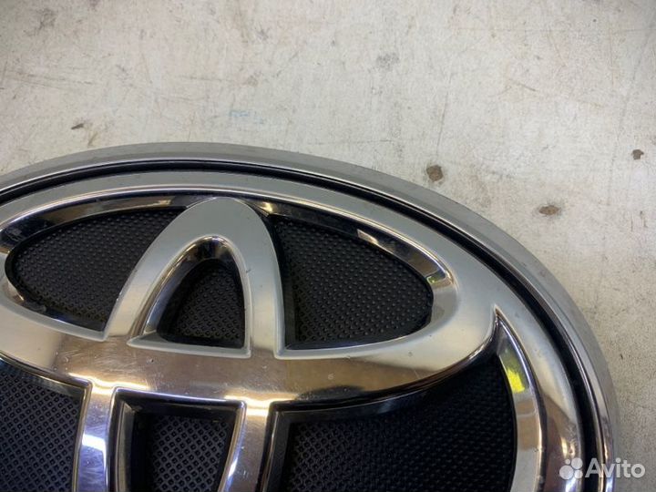 Эмблема решетки радиатора Toyota Fortuner 2
