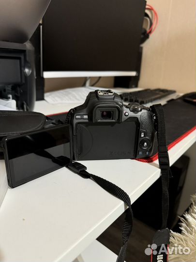 Зеркальный фотоаппарат canon eos250d kit