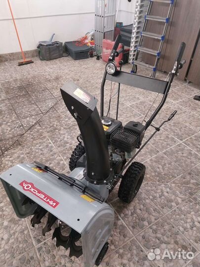 Снегоуборщик бензиновый