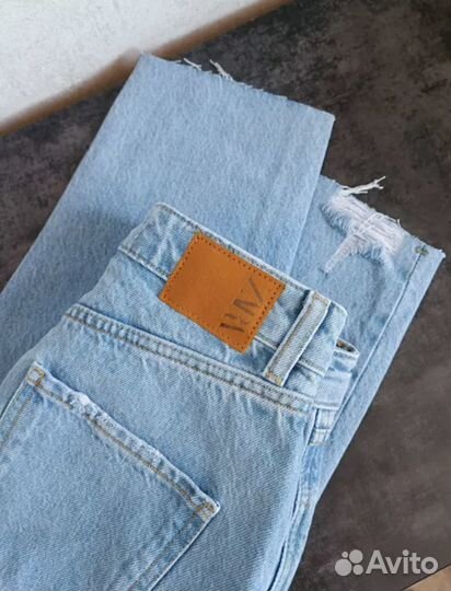 Голубые светлые джинсы момы Zara с рваностями