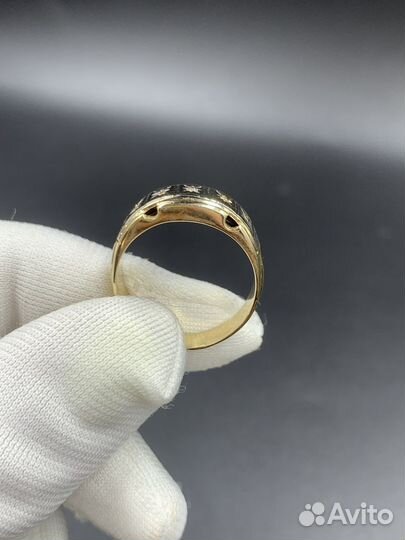 Золотое кольцо с бриллиантом