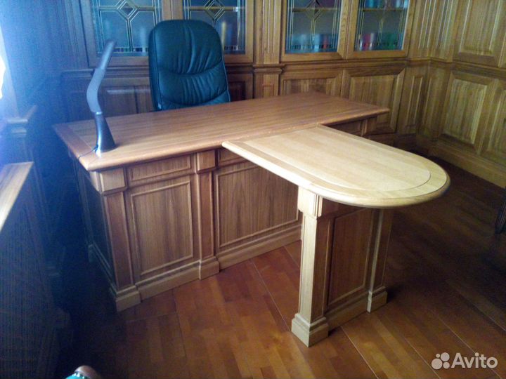 Деревянные кабинеты, столы из массива