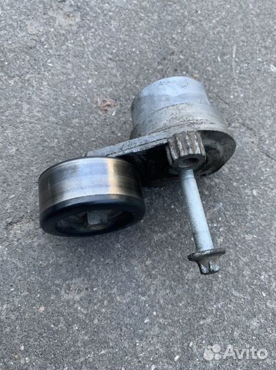 Натяжной ролик приводного ремня