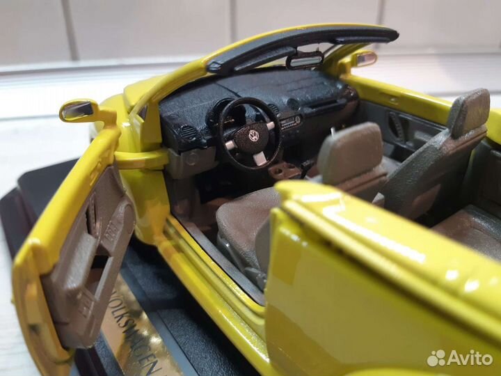 Коллекционная модель Volkswagen New Beetle 1:24