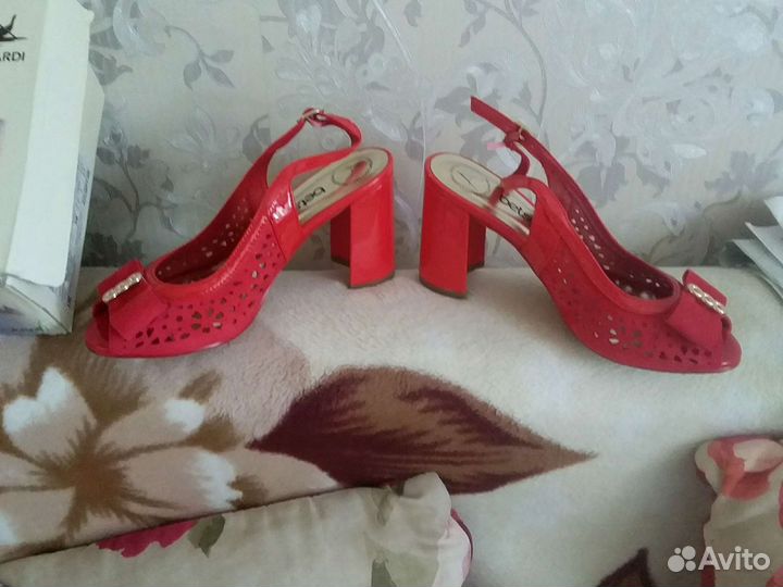 Продаются босоножки