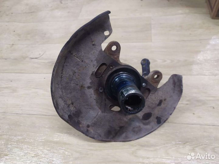 Поворотный кулак левый Митсубиси Делика