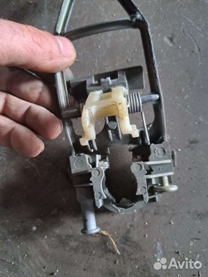 Кронштейн ручки задний левый на Volkswagen Touareg