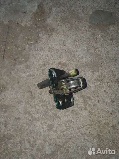 Замок капота на мерседес 123