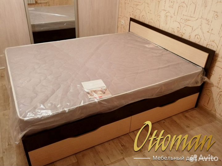 Кровать двуспальная с матрасом и ящиками