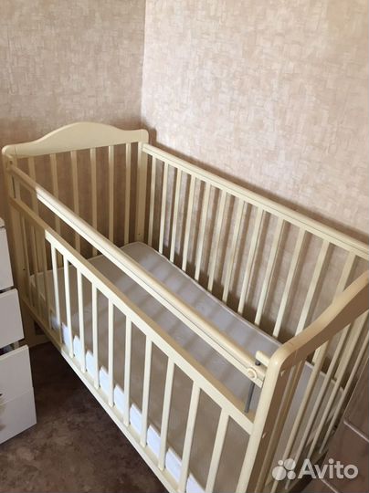 Детская кроватка с маятником